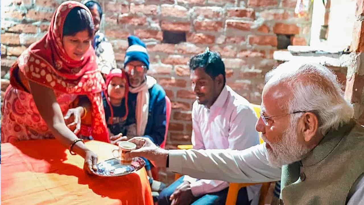 PM Narendra Modi: 'জাদুকর-নম্র-নিঃস্বার্থ', মীরা মাঝির বাড়িতে চা পান করে সকলের হৃদয় জয় করে নিলেন নমো PM Narendra Modi: 'জাদুকর-নম্র-নিঃস্বার্থ', মীরা মাঝির বাড়িতে চা পান করে সকলের হৃদয় জয় করে নিলেন নমো