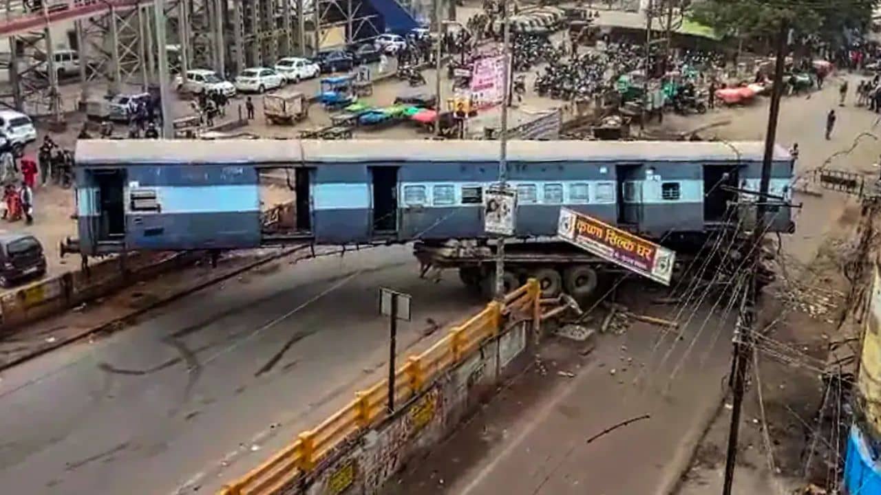 Video: সড়ক দিয়ে যাচ্ছে ট্রেন! রাস্তার ব্যারিকেডে ধাক্কা কোচের, তারপর...