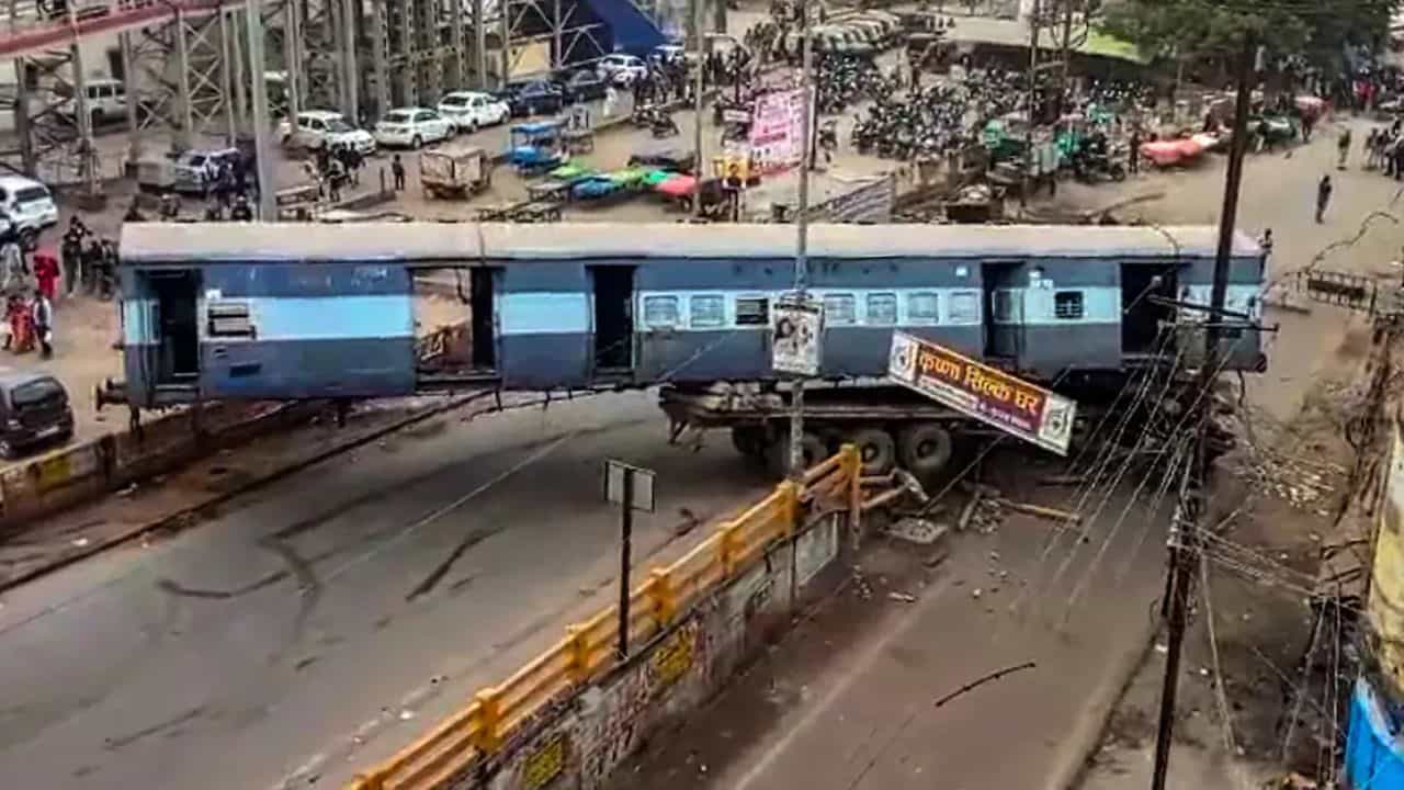 Video: সড়ক দিয়ে যাচ্ছে ট্রেন! রাস্তার ব্যারিকেডে ধাক্কা কোচের, তারপর... Video: সড়ক দিয়ে যাচ্ছে ট্রেন! রাস্তার ব্যারিকেডে ধাক্কা কোচের, তারপর...