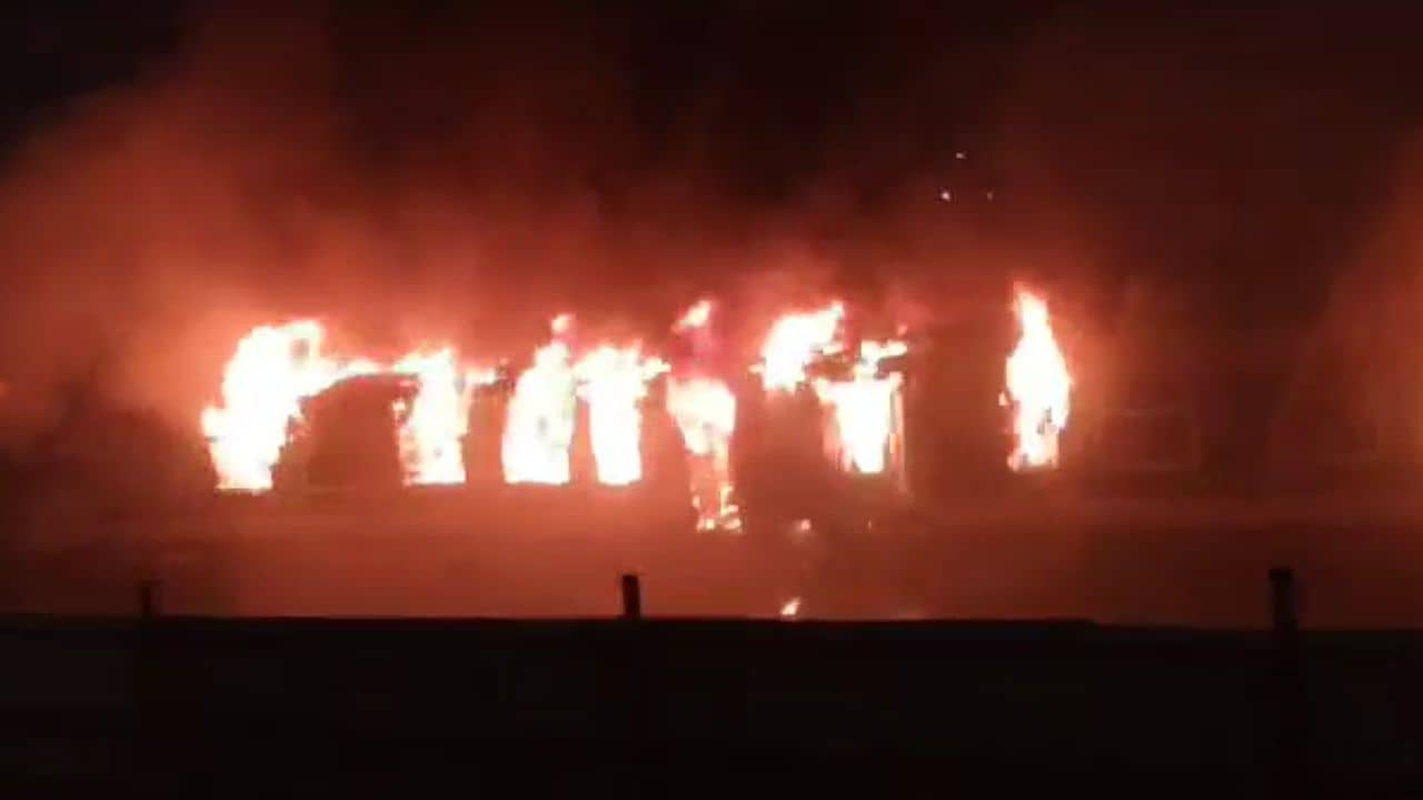 Bangladesh Train Fire: চলন্ত ট্রেনে নাশকতা? বগির মধ্যেই আগুনে দগ্ধ হয়ে মৃত ৪