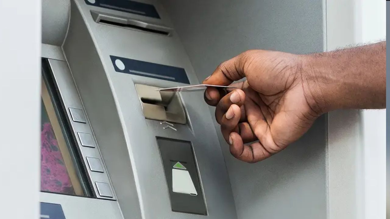 ATM: এটিএম থেকে বেরোচ্ছে পোড়া টাকা, আসল ঘটনায় চোখ কপালে উঠবে...