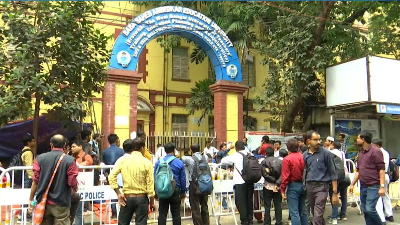 B.Ed University: বিএড বিশ্ববিদ্যালয়ের বাইরে দিনভর বিক্ষোভ-প্রতিবাদ, উপাচার্য বললেন, হুমকি ফোন পাচ্ছেন