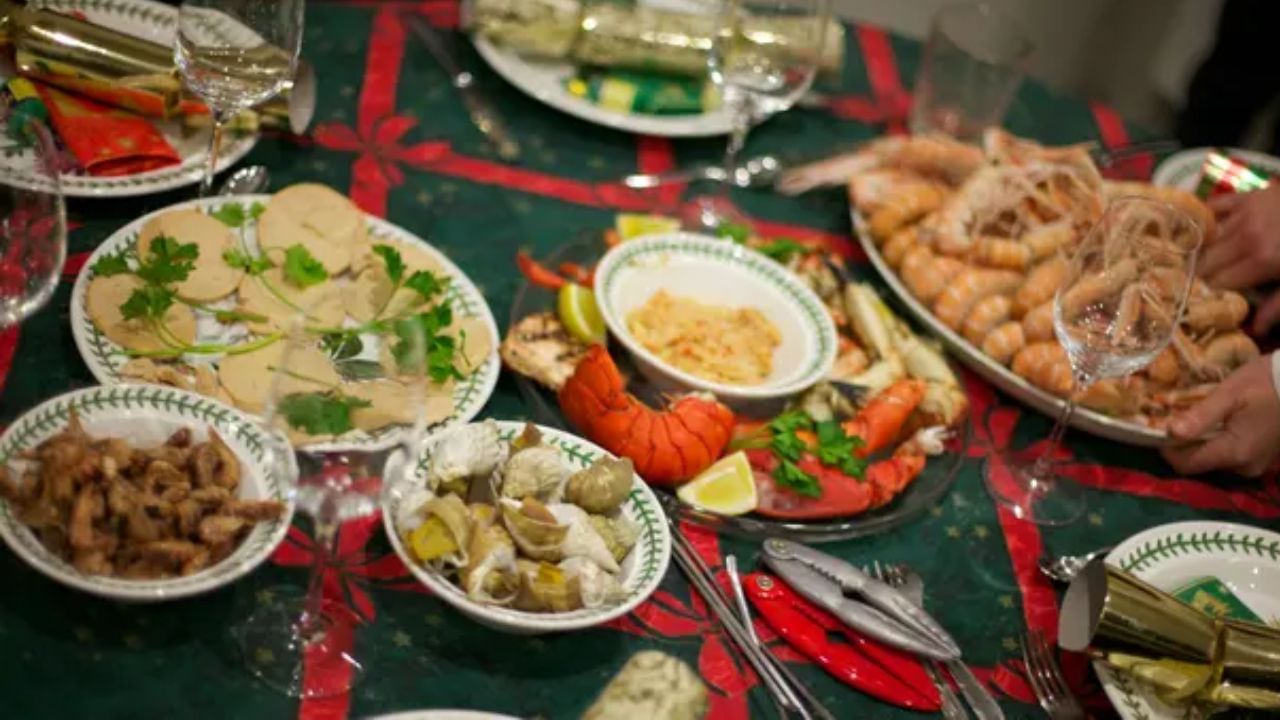 Christmas dinner: ক্রিসমাসের ডিনার করে অসুস্থ ৭০০ বিমানকর্মী