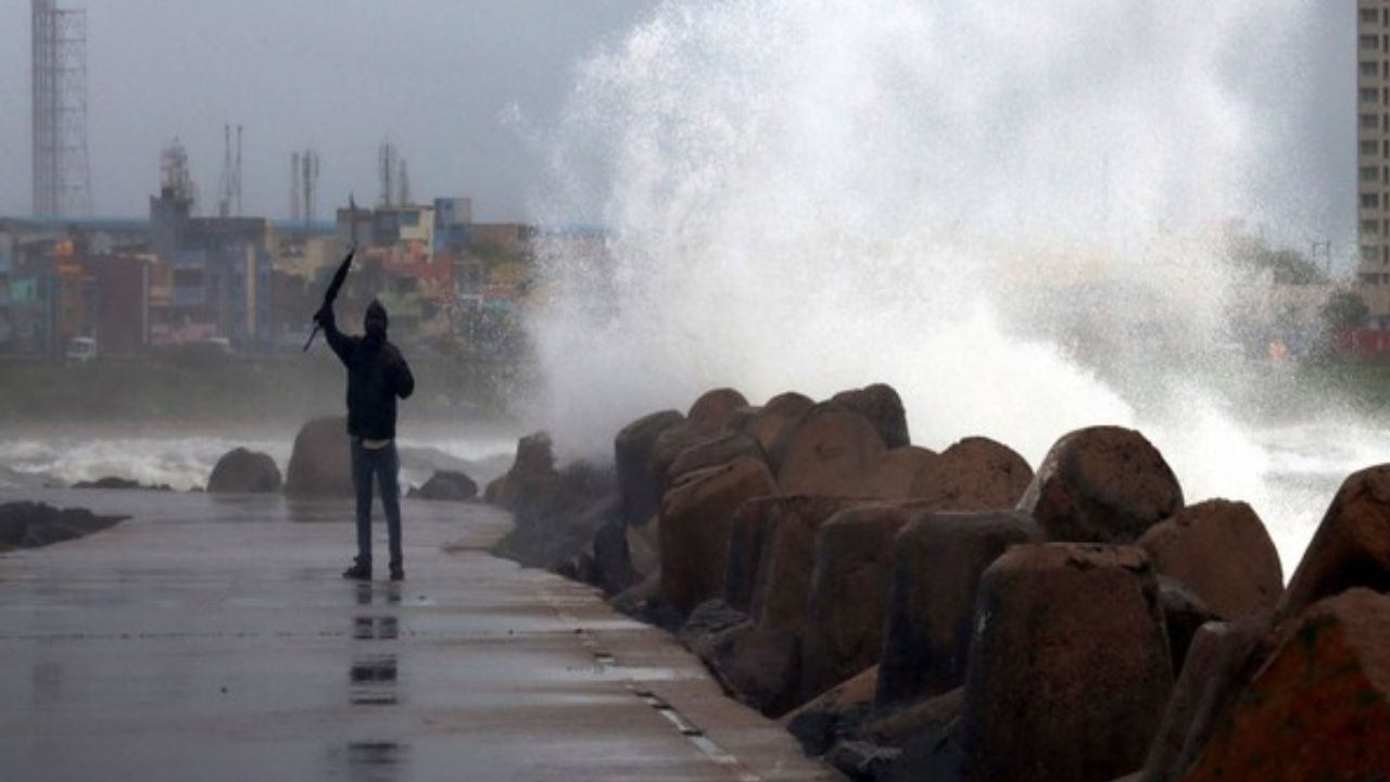 Cyclone Michaung: আজ দুপুরেই স্থলভাগে আছড়ে পড়তে পারে শক্তিশালী ঘূর্ণিঝড় 'মিগজাউম', প্রভাব পড়ছে বাংলাতে