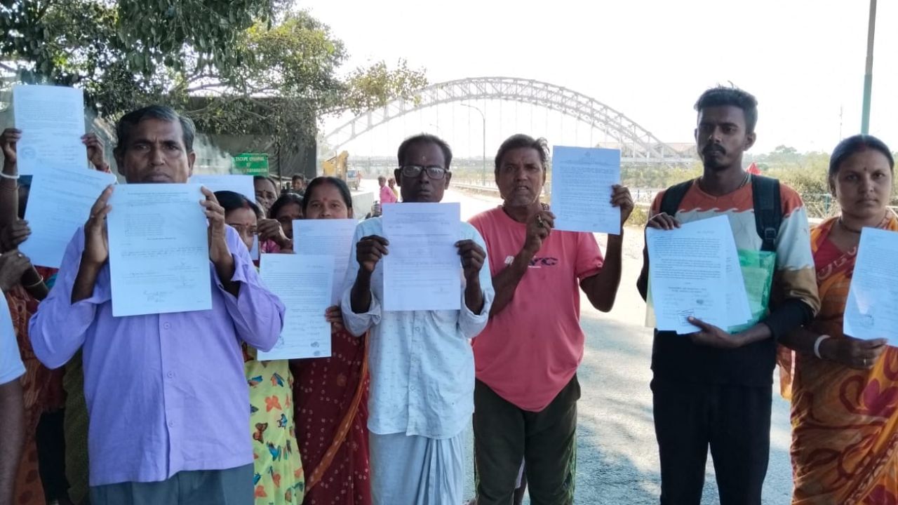 Bhorer Alo: উড়ালপুল তৈরি, অথচ জমিদাতাদের শর্ত এখনও পূরণ হল না; গজলডোবায় বিক্ষোভ