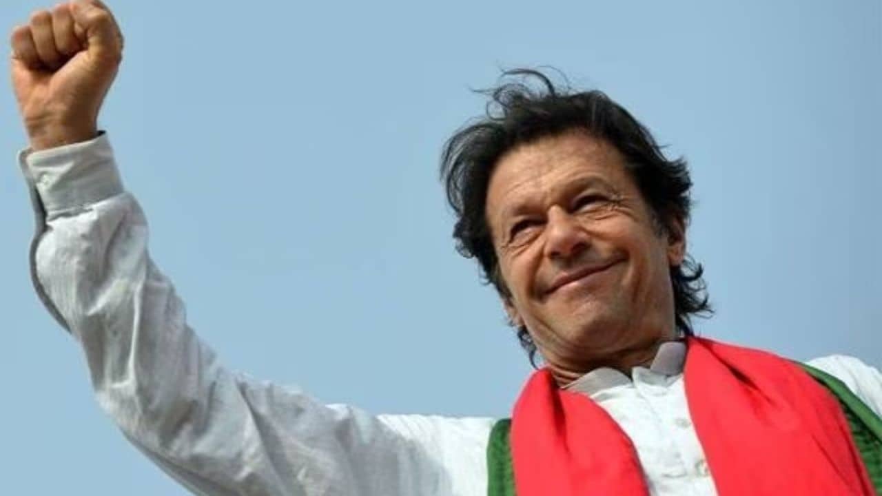Imran Khan: পাকিস্তানের মসনদে কি ফিরছেন ইমরান? ফল ঘোষণার আগেই জামিন পেলেন ১২টি মামলায়
