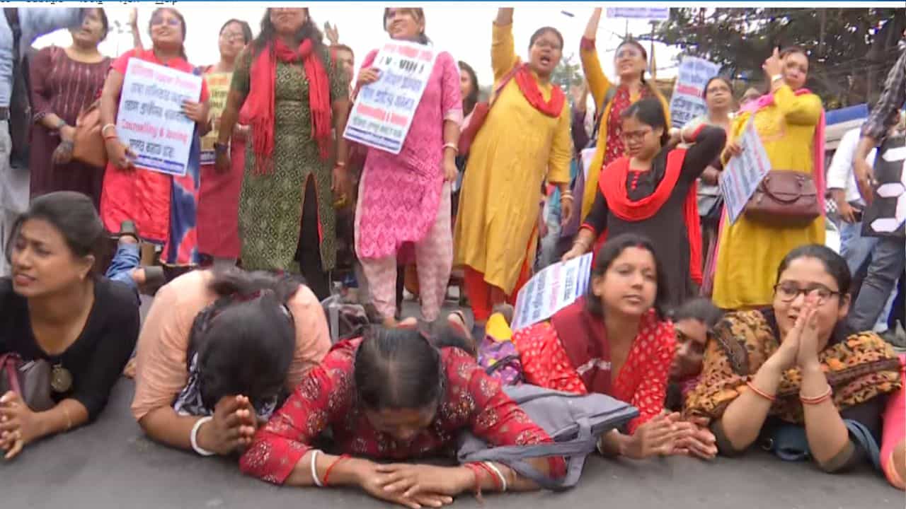 Primary Teacher Recruitment: শীঘ্রই ১১,৭৬৫ প্রাথমিক শিক্ষকের হাতে জয়েনিং লেটার? সোমবার শীর্ষ আদালতে ‘অগ্নিপরীক্ষা’ পর্ষদের