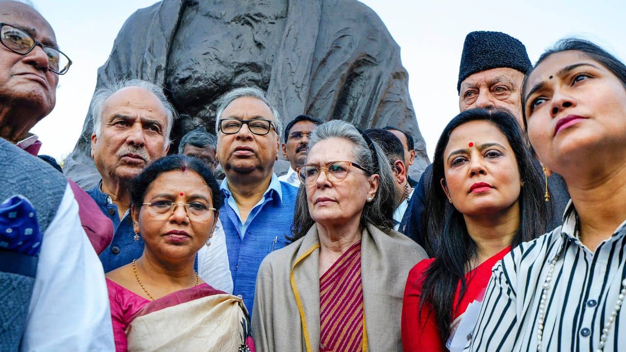 Mahua Maitra: মৈত্র মহুয়ায় কি মৈত্রী বাড়ল ইন্ডিয়া জোটের? পাশে সোনিয়া, প্রশংসায় মমতা