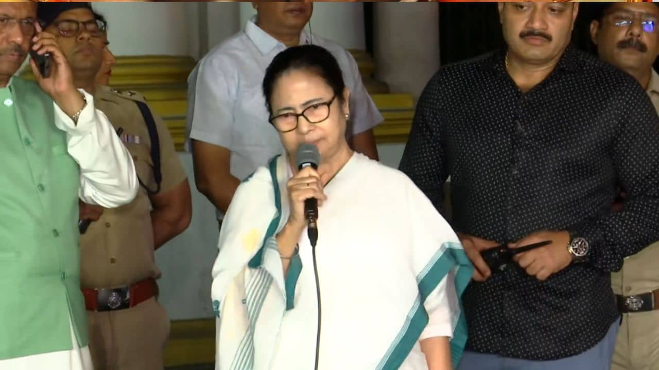 Mamata Banerjee at Rajbhawan: মুখ্যমন্ত্রীকে মিষ্টি উপহার রাজ্যপালের, ঘণ্টাখানেকের বৈঠক শেষে রাজভবন থেকে বেরিয়ে কী বললেন মমতা?