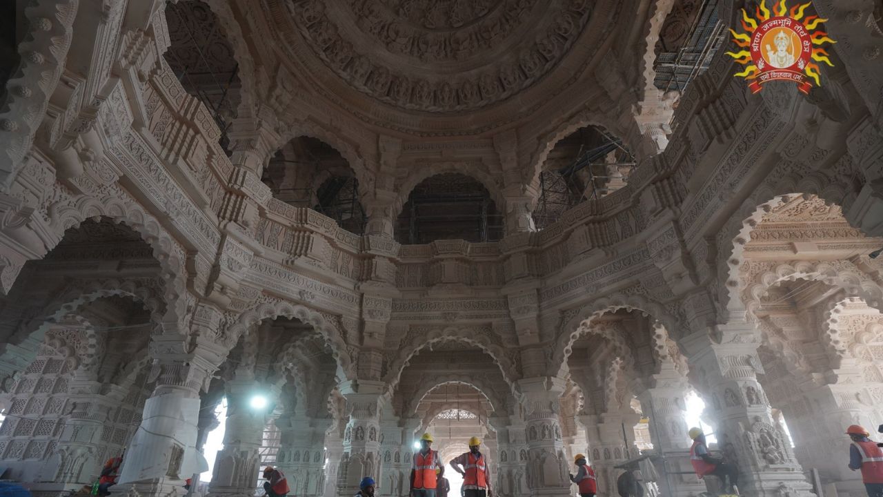 নাগারা বা উত্তর ভারতের মন্দির শৈলীর আদলে রাম মন্দিরটি নির্মাণ করা হয়েছে। রাজস্থানের গোলাপি বেলেপাথর, মির্জাপুরের মার্বেল ও প্রায় ১৭ হাজার গ্রানাইট দিয়ে নির্মিত হয়েছে মন্দিরটি।