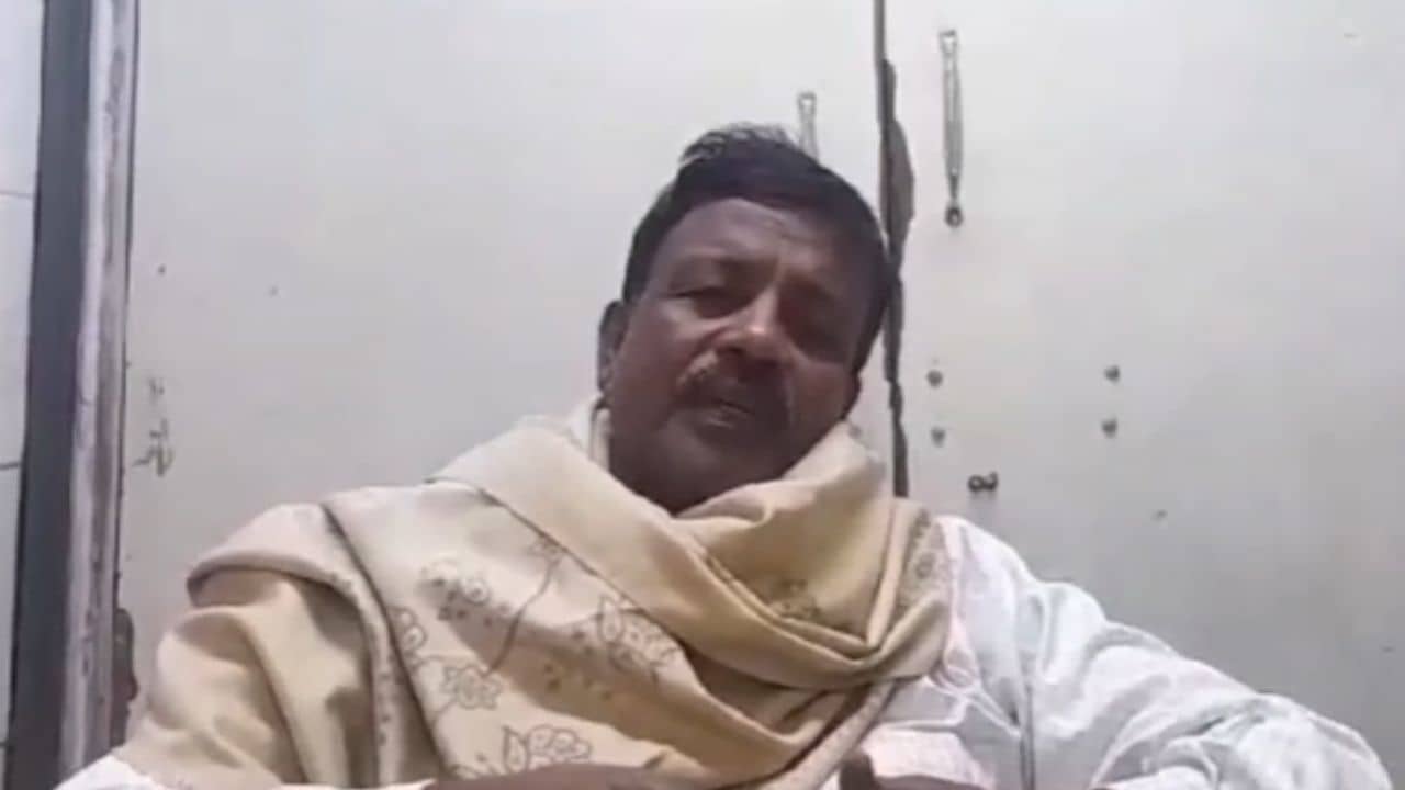 TMC: চা দোকানে বসেছিলেন, আচমকা তৃণমূল নেতার উপর ঝাঁপিয়ে পড়ল একদল যুবক