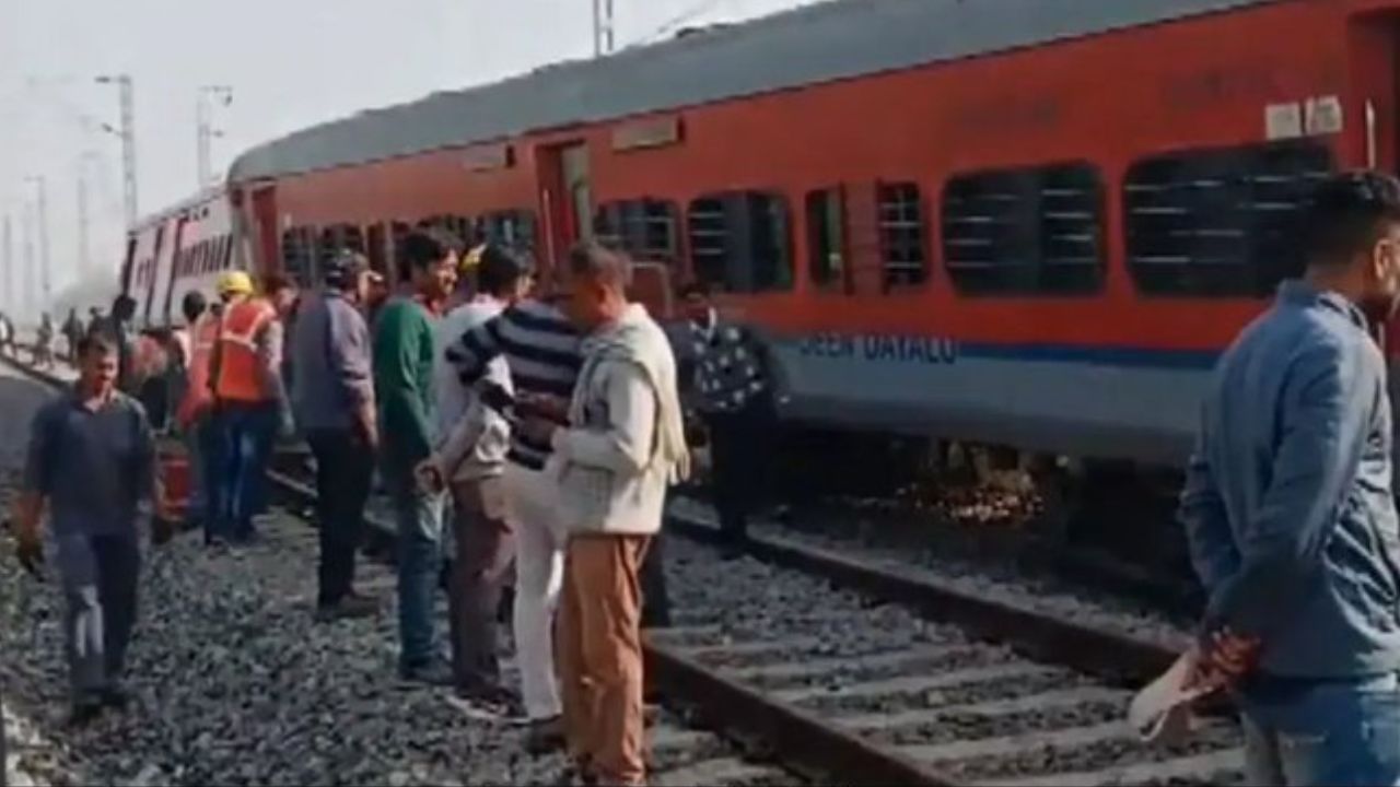 Train derailed: বড়দিনের দুপুরে লাইনচ্যুত কলকাতাগামী ট্রেন