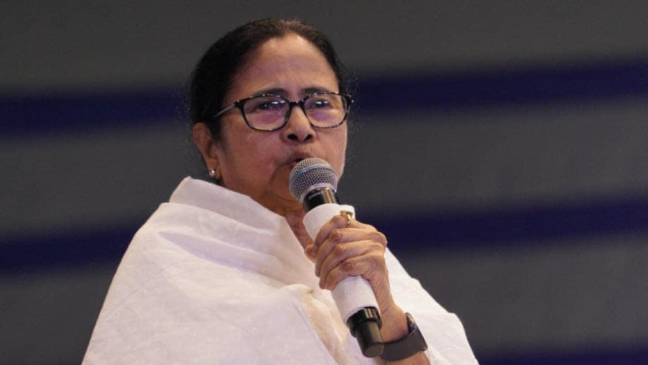 Mamata Banerjee: এবার থেকে 'বাংলার মাটি বাংলার জল' গাইলেই উঠে দাঁড়াতে হবে, মঞ্চ থেকে বললেন মমতা