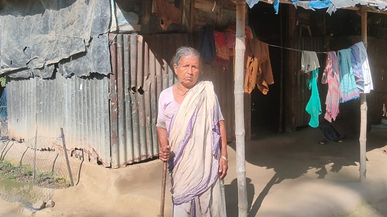 Jalpaiguri: ভোট এলেই 'বেঁচে' ওঠেন বৃদ্ধা, কাজ ফুরলেই 'মৃত'!