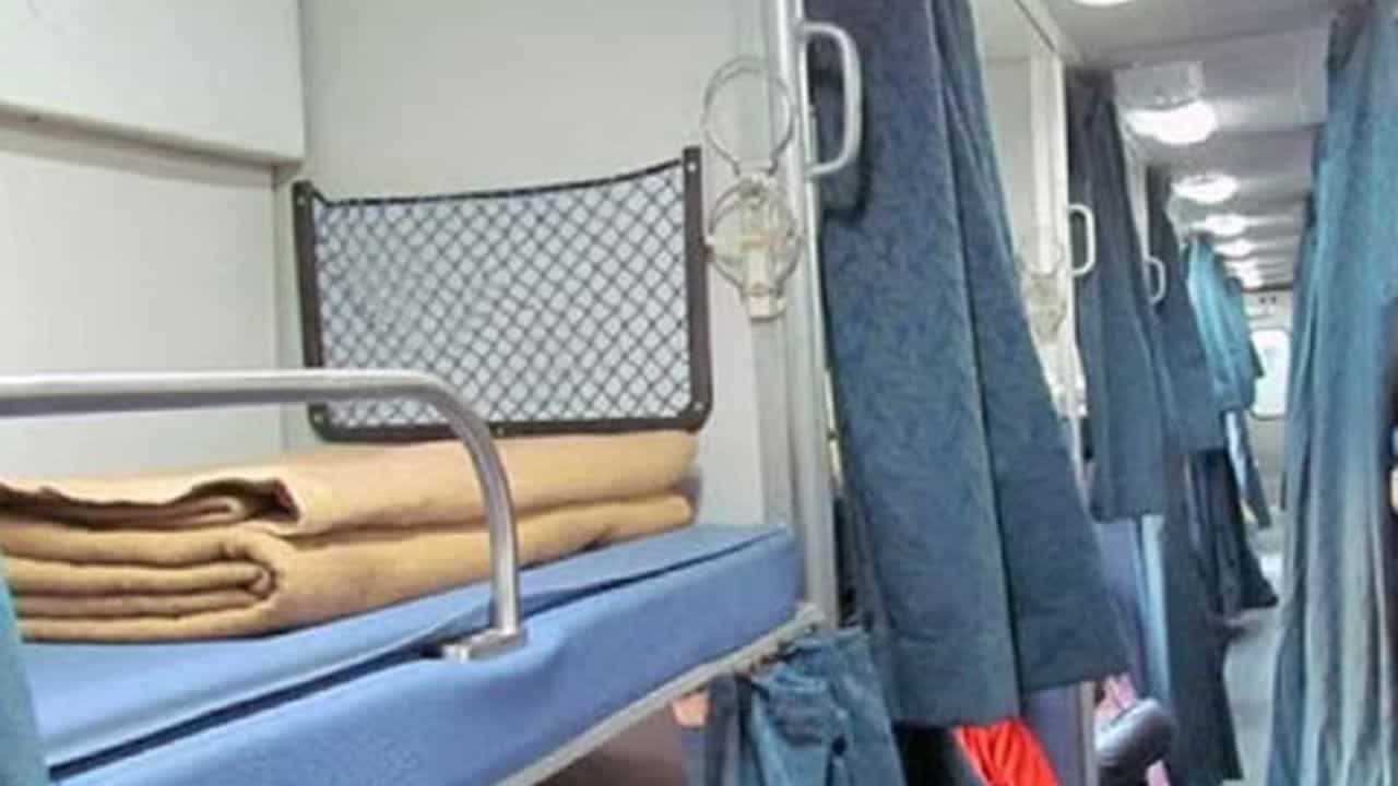 Fire inside train: 'এত ঠান্ডা, কী আর করব...' ট্রেনের কামরায় ঘুঁটেতে আগুন জ্বালিয়ে গা গরম করলেন দুই যুবক Fire inside train: 'এত ঠান্ডা, কী আর করব...' ট্রেনের কামরায় ঘুঁটেতে আগুন জ্বালিয়ে গা গরম করলেন দুই যুবক
