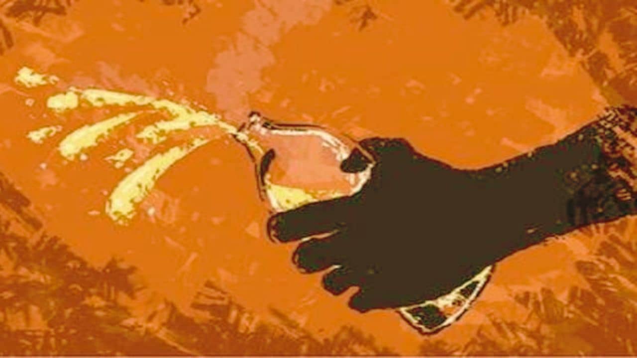 Acid Attack: ‘বিয়ে করবে না তো আমায়?’, প্রেমিকের উপর অ্যাসিড হামলায় গ্রেফতার যুবতী