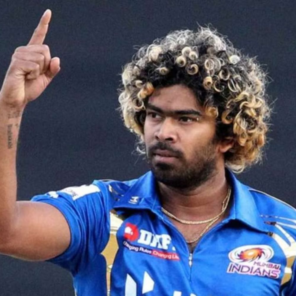 শ্রীলঙ্কান কিংবদন্তি লাসিথ মালিঙ্গা (Lasith Malinga) ২০০৮ সালে মুম্বই ইন্ডিয়ান্সে যোগ দিয়েছিলেন। তারপর থেকে তাঁকে মুম্বইয়ের জার্সিতেই তাঁকে আইপিএলে খেলতে দেখা গিয়েছে। ২০১৭ সাল অবধি তিনি মুম্বইয়ের হয়েই আইপিএলে খেলেছেন। ২০১৮ সাল থেকে তিনি মুম্বইয়ের বোলিং মেন্টর হিসেবে রয়েছেন।