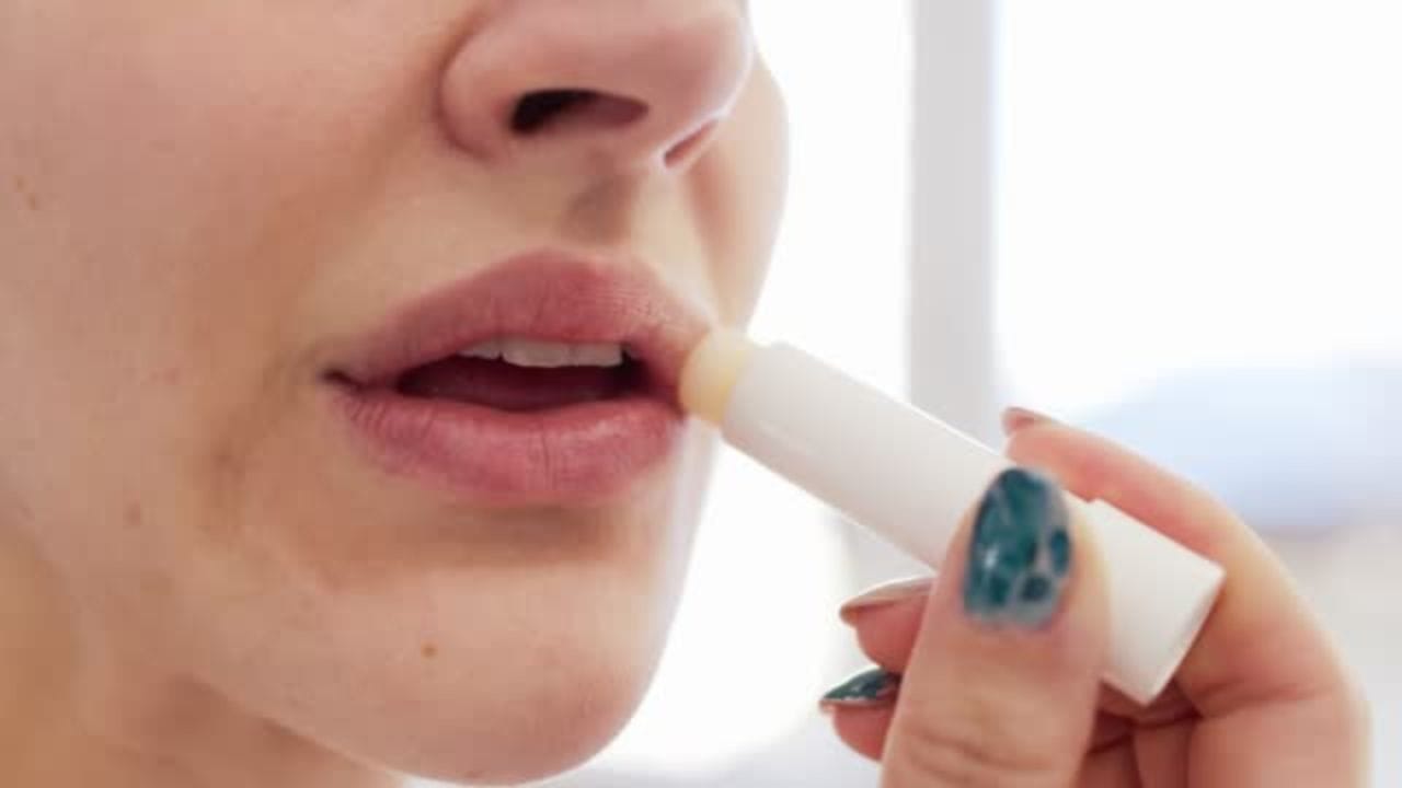 রোদে বেরোলে ঠোঁটেও লাগান অল্প সানস্ক্রিন। সূর্যালোকের সংস্পর্শে এলে আপনার ঠোঁট বিবর্ণ হয়ে যেতে পারে। পাশাপাশি ধূমপানের অভ্যাস ছাড়ুন। এই অভ্যাস আপনার ঠোঁট রং কেড়ে নিতে পারে।