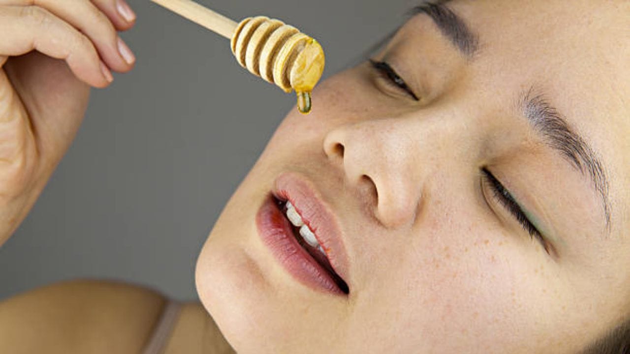 ঠোঁটের ত্বক খুবই পাতলা হওয়ায় শীতকালে তাড়াতাড়ি ঠোঁট শুকিয়ে যায়। এক্ষেত্রে ঠোঁটের মরা কোষ দূর করা ভীষণ জরুরি। এক্ষেত্রে ঠোঁটে নিয়মিত মধু লাগালে উপকার পাবেন। এতে ঠোঁটের রং ও কোমলতা বজায় থাকবে। 