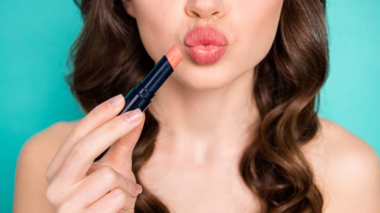 বর্তমানে ট্রেন্ড চলছে নো মেকআপ লুকের। সেখানে ন্যুড বা প্যাস্টেল শেডের লিপস্টিকই বেছে নেওয়া হচ্ছে। আপনার ড্রেসিং টেবিলেও রয়েছে একটা-দুটো ন্যুড শেড। কিন্তু তা পরলেও মনের মতো ঠোঁট দেখায় না। কেন, জানেন?