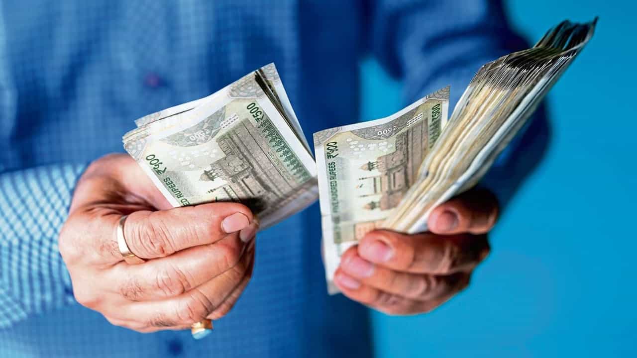 Loan EMI: ঋণগ্রহীতাদের জন্য সুখবর! নতুন বছরে কমতে পারে EMI Loan EMI: ঋণগ্রহীতাদের জন্য সুখবর! নতুন বছরে কমতে পারে EMI