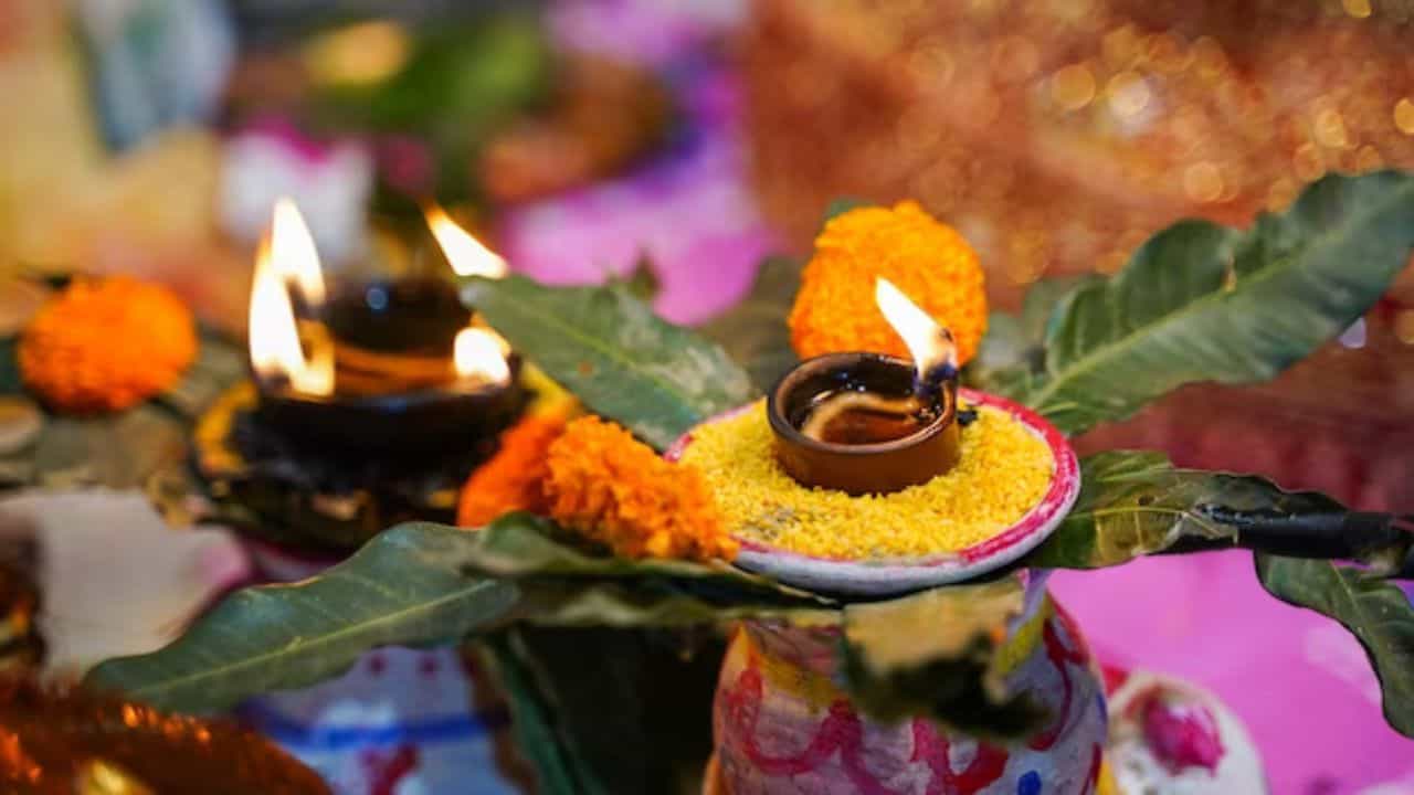 Vastu Tips: শুধু পুজোর সময়ই নয়, বাস্তুদোষ থেকে মুক্তি পাওয়ার সহজ উপায় হল এই পাতা! Vastu Tips: শুধু পুজোর সময়ই নয়, বাস্তুদোষ থেকে মুক্তি পাওয়ার সহজ উপায় হল এই পাতা!