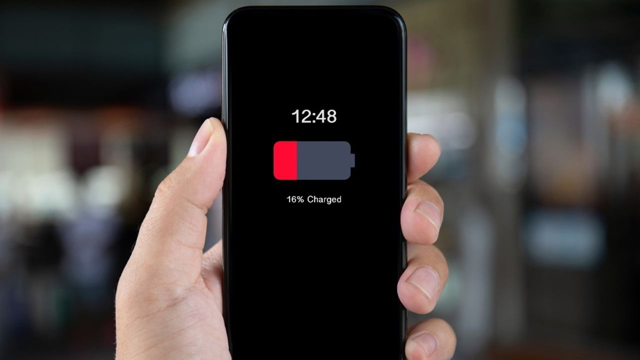 ফোনে 100% চার্জ করার পরেও কিছুক্ষণের মধ্য়েই তা শেষ হয়ে যাচ্ছে? আপনি ব্যবহারই করছেন না, অথচ চার্জ কমছে। কারণটা কী? আপনার মনে হতেই পারে ফোনের সমস্যা। কিন্তু সবসময় এমনটা হয় না।