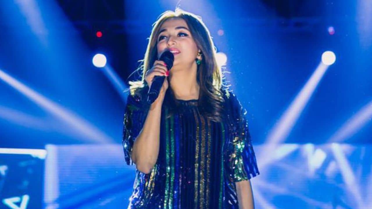 সোদপুরে গাইতে গিয়ে দেড় লক্ষ মানুষের রোষে মোনালি, মারতে ইচ্ছে করছিল