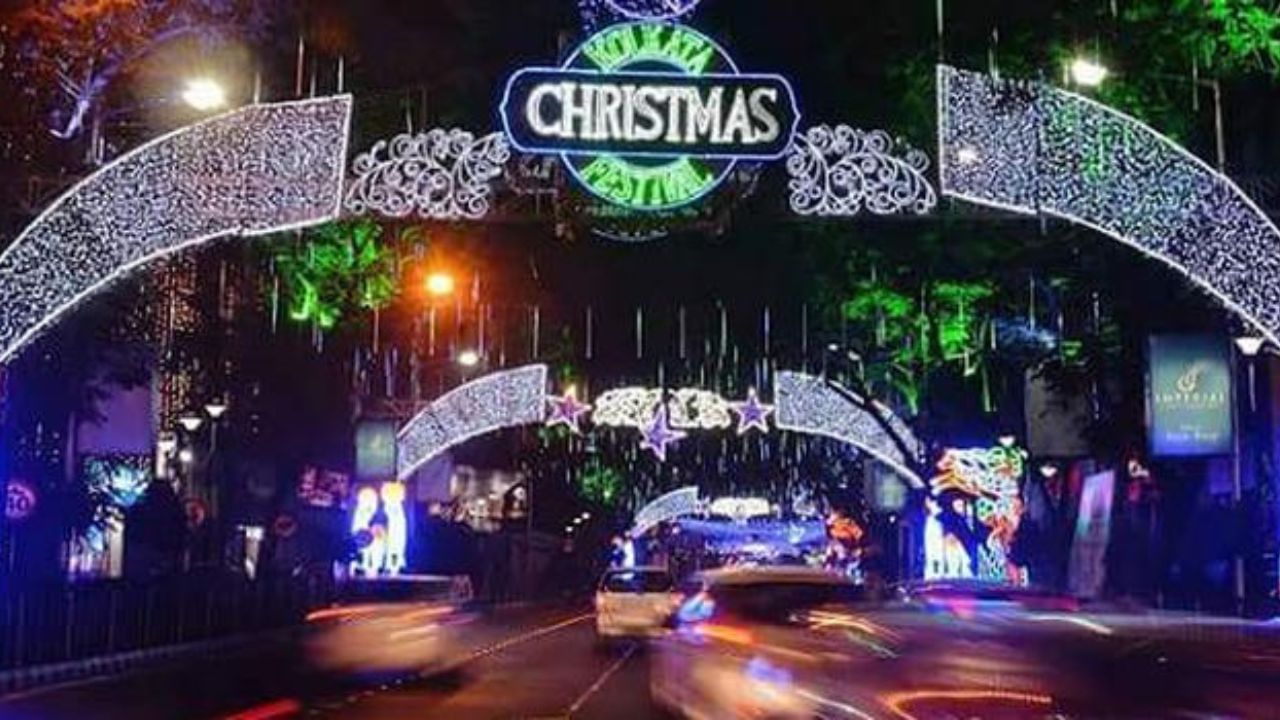 রাত পোহালেই বাঙালির ক্রিসমাস উত্‍সব শুরু। কেক-পেস্ট্রি, ফ্রুট কেক, লাল শোয়েটার, মাথায় সান্তা টুপি, ক্রিসমাস ট্রির সামনে দাঁড়িয়ে বন্ধু ও পরিবারের সঙ্গে সেলফি তোলা থেকে শুরু করে রাতে সান্তাক্লজের উপহার পাওয়ার অপেক্ষায় মজে গোটা তিলোত্তমা। গোটা বিশ্বেই ধুমধাম করে পালিত হচ্ছে ক্রিসমাস। তবে বাঙালির ক্রিসমাসে লুকিয়ে রয়েছে পুরনো ও নতুন মিলিয়ে এক অন্য গন্ধ।