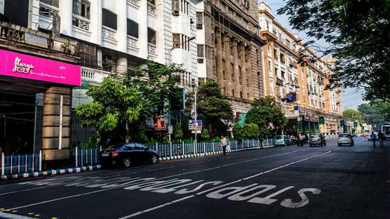 পশ্চিমবঙ্গের অন্যতম আকর্ষণের জায়গা হল কলকাতার পার্কস্ট্রিট। সাহেবি কায়দা, বিদেশি খানাপিনা আর বিলাসিতায় ভরপুর শহরের এই রাজপথ অত্যন্ত জনপ্রিয়। ভারতের অন্যতম পুরনো শহরগুলির মধ্যে  কলকাতা হল অন্যতম। তাই প্রতিটি রাস্তা, প্রতিটি পুরনো আমলের বাড়ির রয়েছে এক একটি কাহিনি। বাদ যাবে না পার্কস্ট্রিটও। 