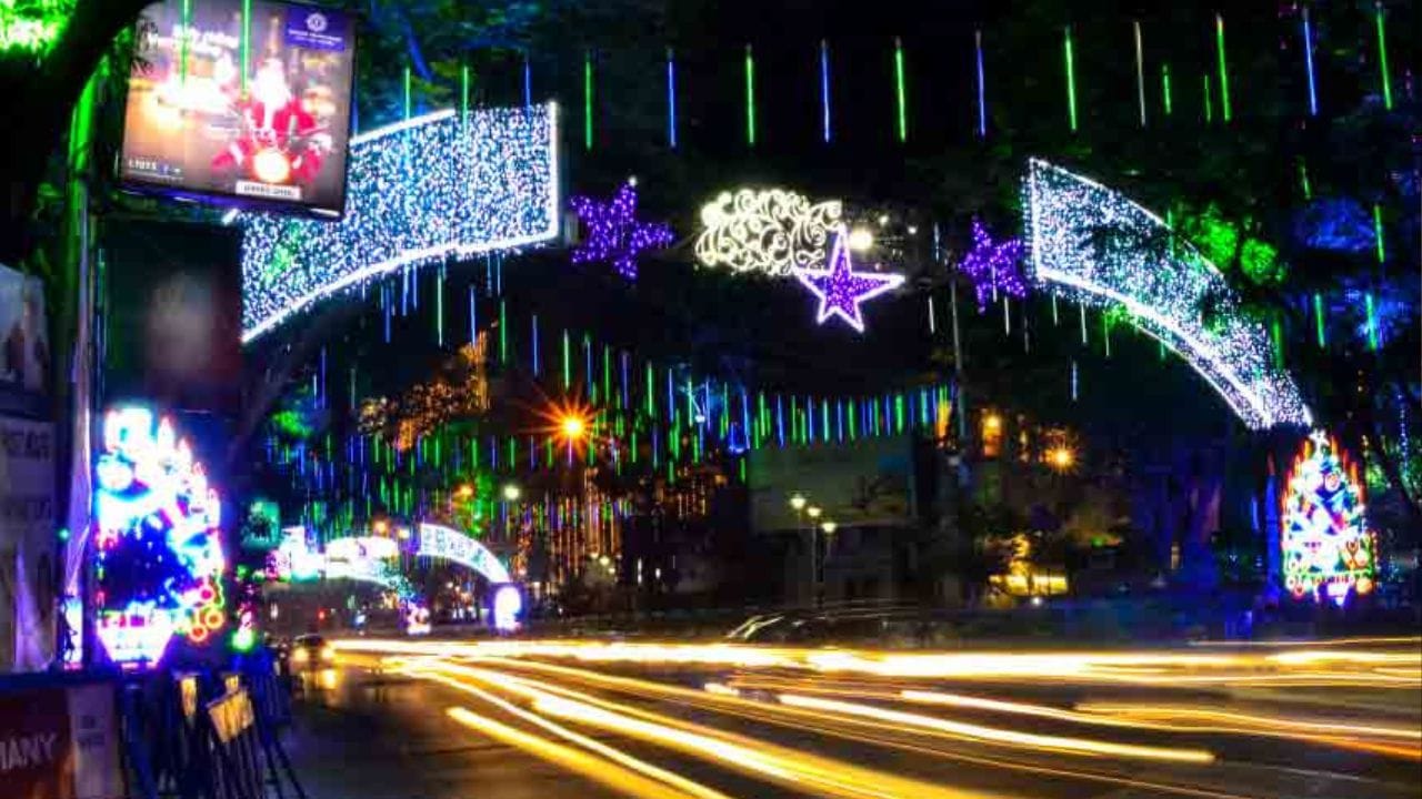 কলকাতায় ক্রিসমাস ফেস্টিভ্যাল ২৪ ডিসেম্বর থেকে নয়, ২১ ডিসেম্বর থেকেই শুরু হয়ে গিয়েছে। চলে ইংরেজি ক্যালেন্ডার মতে নিউ ইয়ার পর্যন্ত। ক্রিসমাস উত্‍সব শুরু হয় অ্যালেন পার্ক থেকে। এই উত্‍সব সকলের। খ্রিস্টান থেকে অখ্রিস্টান, সকলেই গির্জায়, পার্কগুলিতে ভিড় জমান। পিকনিক, পরিবারের সঙ্গে ভ্রমণ সবকিছু নিয়েই মেতে ওঠেন বাঙালি। 