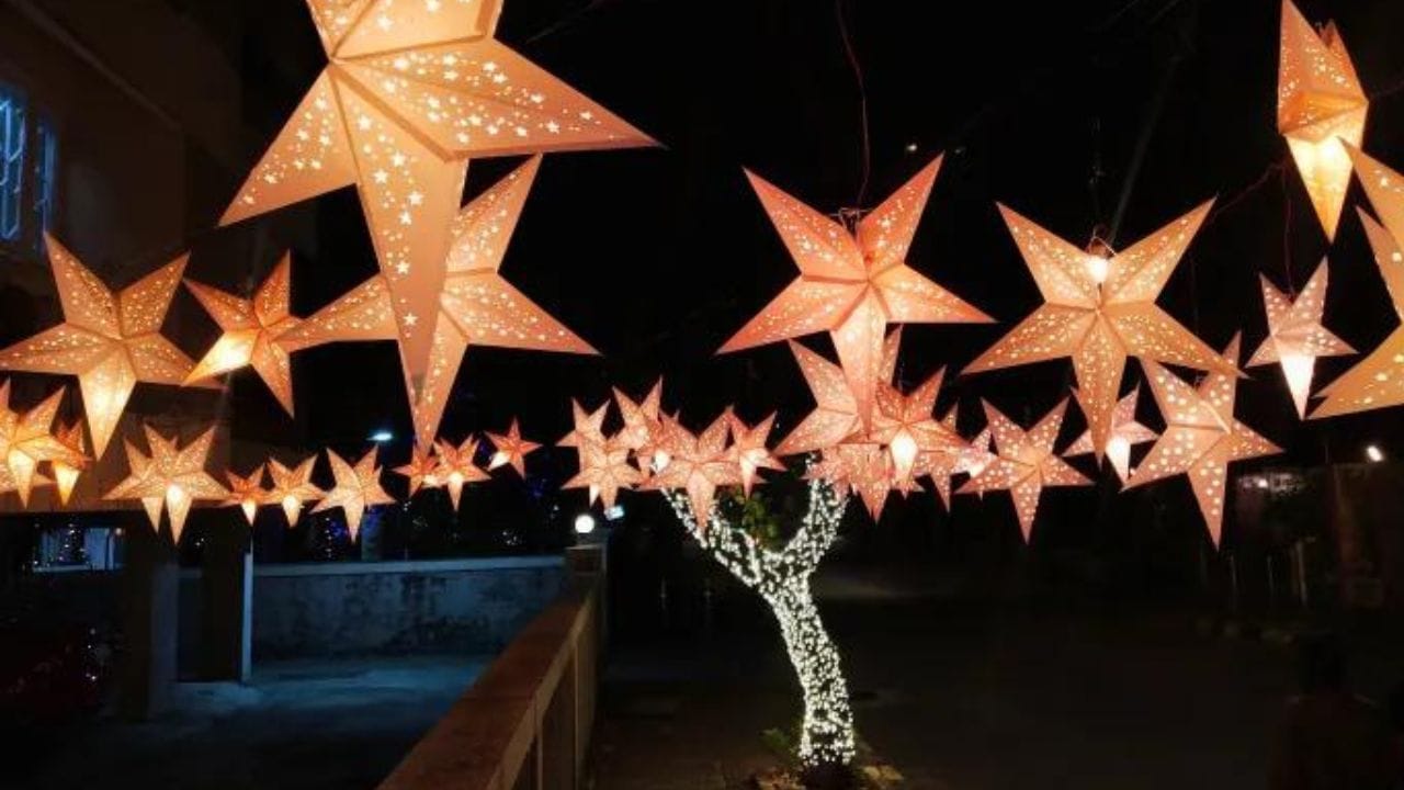 কলকাতায় ক্রিসমাসের আসল উত্তেজনা ও স্বাদ পেতে চান, তাহলে যেতে হবে মধ্য কলকাতার বো ব্যারাকে। আলো, ক্রিসমাস ট্রি, বিদেশি সুস্বাদু খাবার, রেড ওয়াইন, কেক ও উষ্ণ আতিথেয়তার উজ্জ্বল মুখ দেখা যায় এই এলাকায়। ক্রিসমাস ক্যারল, গির্জায় গির্জায় প্রার্থণা, বিশেষ উপাসনা, উপহার, ফুল, খাওয়া-দাওয়া সবকিছুরই আয়োজন রয়েছে এখানে। 