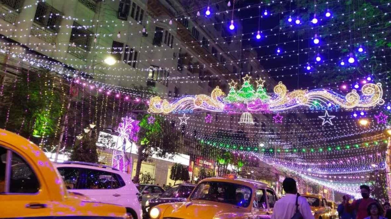 জেলা থেকে শহর, সব জায়গা থেকে এদিন এখানে মানুষ পার্কস্ট্রিটের এক প্রান্ত থেকে অন্য প্রান্তে শুধু হেঁটেই যায়। সঙ্গে থাকে কেক, পেস্ট্রি, কমলালেবু, কফি, চকোলেট ইত্যাদি। 