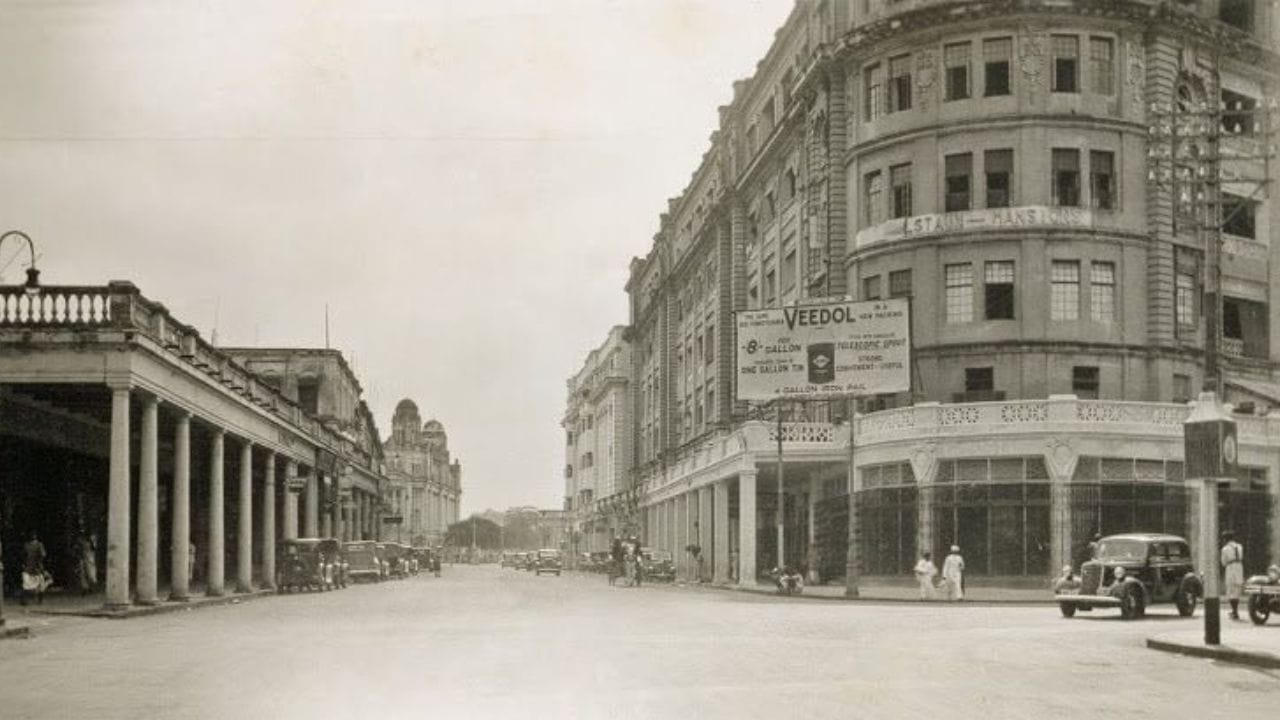 ইতিহাস ঘাঁটলে জানতে পারা যায়, ব্রিটিশ আমলে, পার্কস্ট্রিটের উপরই ছিল বিখ্যাক সাহেবি নাট্যশালা সাঁসচি থিয়েটার। সেখানেই রয়েছে সেন্ট জেভিয়ার্স কলেজ। রয়েছে ইন্ডিয়ান মিউজিয়াম, এশিয়াটিক সোস্যাইটি, সাউথ পার্কস্ট্রিট সিমেট্রি। কিন্তু এই বাড়িগুলি দেখার জন্য ক্রিসমাসের সময় মানুষজন ভিড় করেন না। তাহলে এইসময় রাস্তার উপর বাঙালি কেন হেঁটে হেঁটে পা ব্যাথা করেন? 