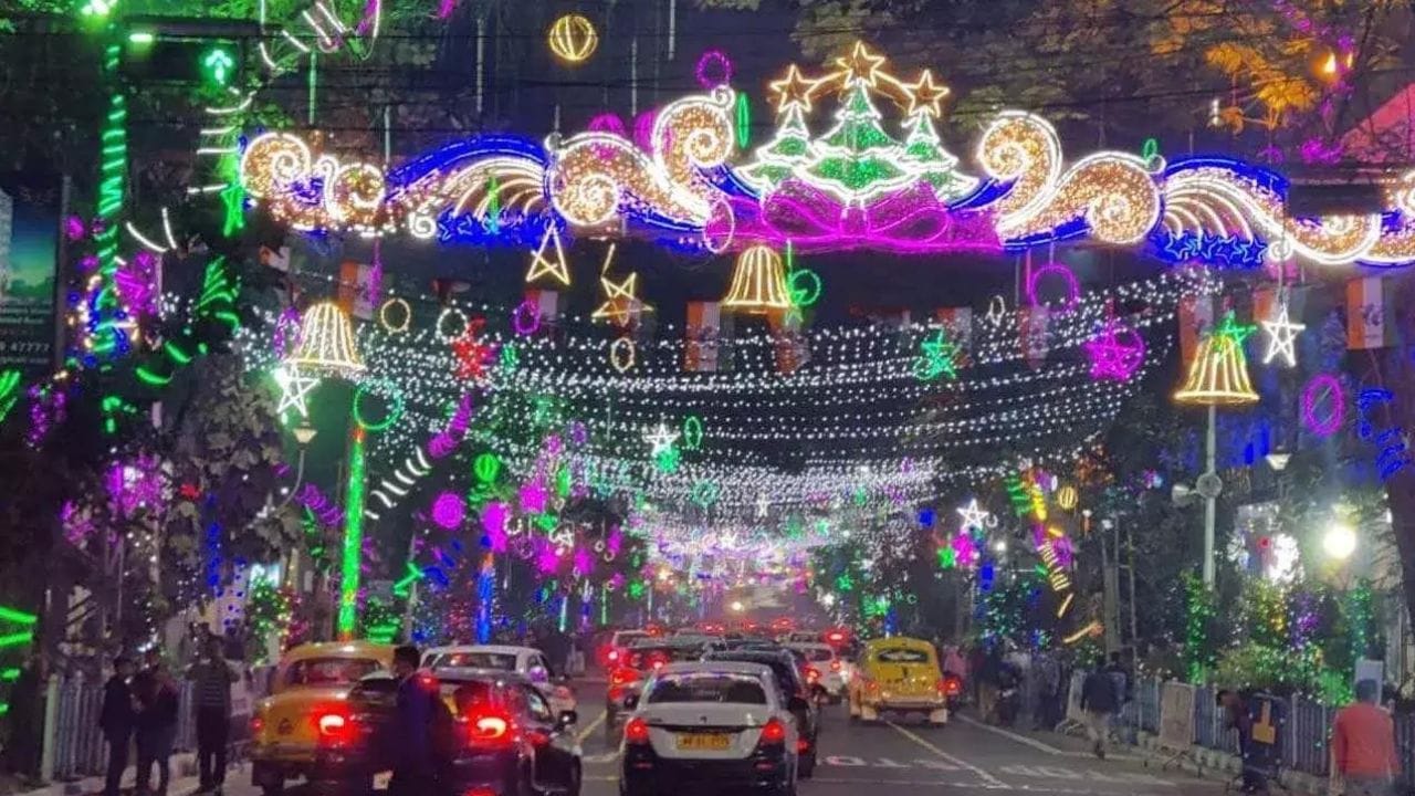 ক্রিসমাসের দিন পার্কস্ট্রিট পায়ে হেঁটে বেড়ানোও একপ্রকার উত্‍সব হয়ে দাঁড়িয়েছে। কিন্তু কেন যাচ্ছেন, কেন হাঁটছেন, কেন উত্‍সব পালন করা হচ্ছে, তা অনেকেই জানেন না। উত্‍সবে মজে গিয়ে পায়ে পা মেলান অধিকাংশ। 