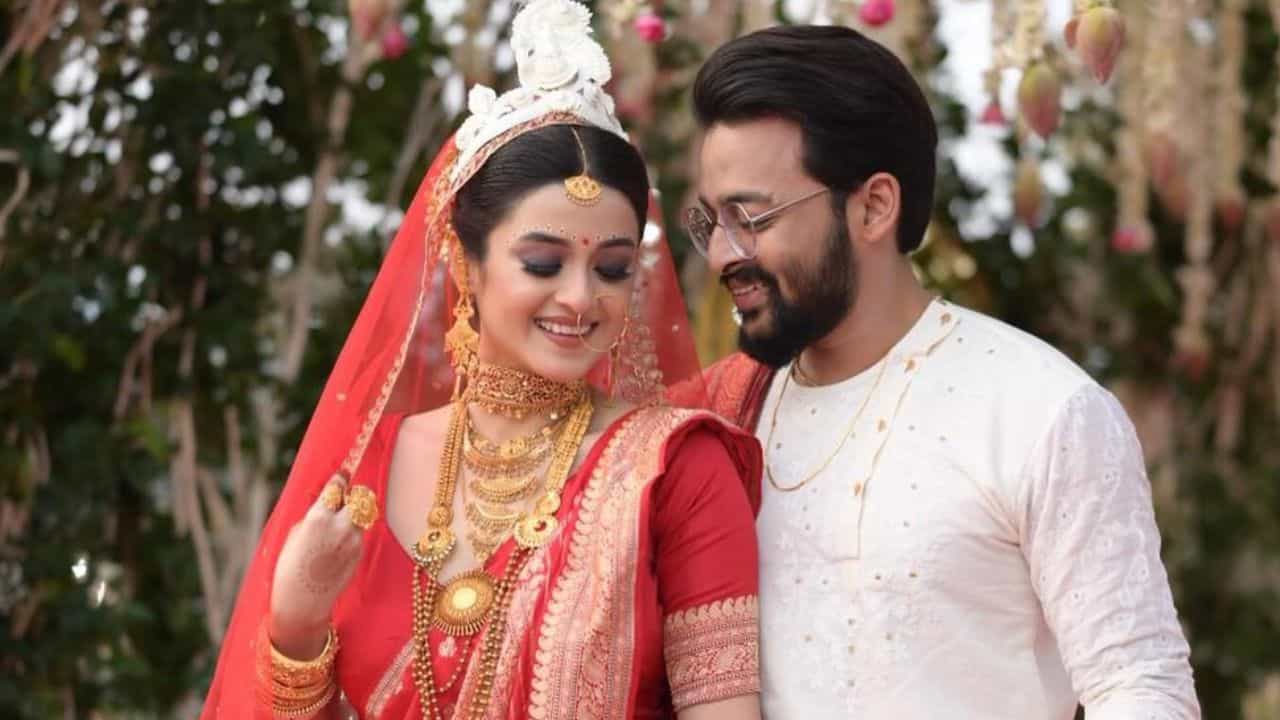 'আশপাশটা দেখতেই পায় না', সৌরভের দোষ নিয়ে মুখ খুললেন দর্শনা 'আশপাশটা দেখতেই পায় না', সৌরভের দোষ নিয়ে মুখ খুললেন দর্শনা