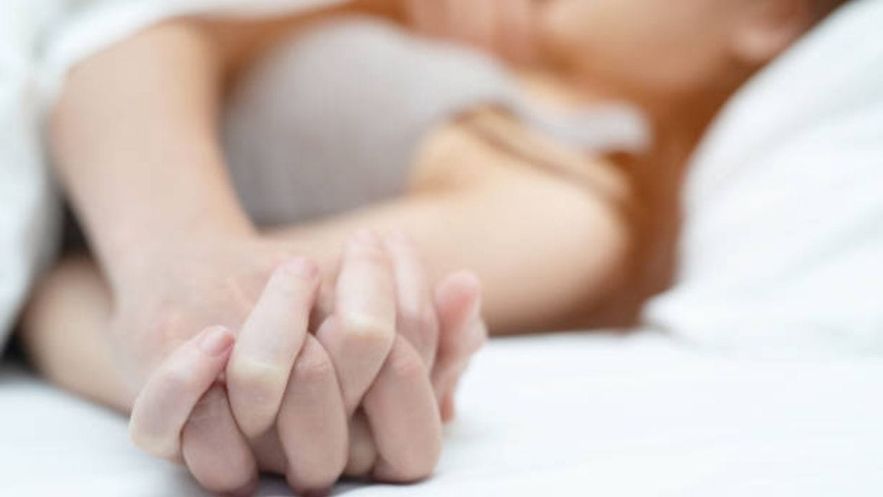 সন্তান জন্ম দেওয়ার পর মহিলাদের মধ্যে যৌনতার ইচ্ছে কমে যায়।এই সময় ফোরপ্লে-এর সময় বাড়ান। ফোরপ্লে আপনার যোনিতে লুব্রিকেটের উৎপন্ন করবে এবং ইন্টারকোর্সের সময় ব্যথা এড়ানো যাবে।