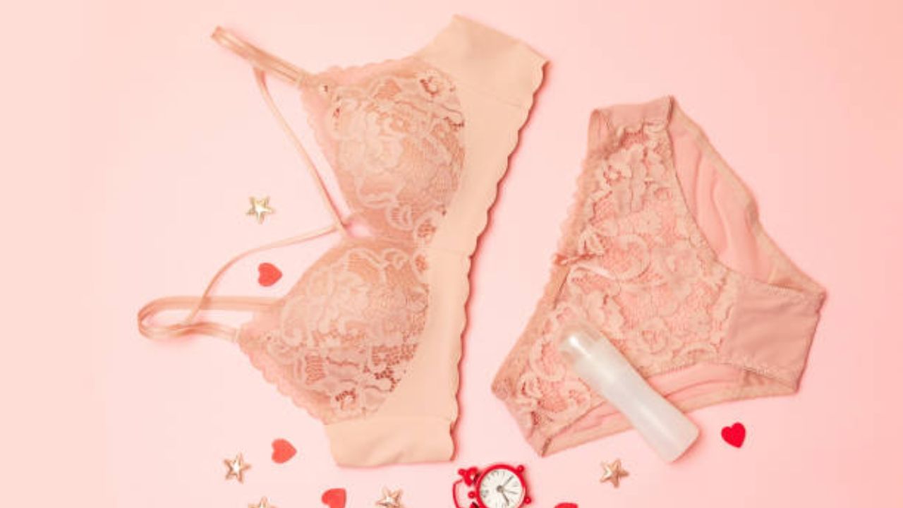 হরমোনের ভারসাম্যহীনতার কারণে প্রসবের পর অনেকেই যোনিতে শুষ্কভাব অনুভব করতে পারেন। তাই সেক্সের সময় লুব্রিকেন্ট ব্যবহার করুন। জল-ভিত্তিক, সিলিকন-ভিত্তিক বা তেল-ভিত্তিক লুব্রিকেন্ট বেছে নিতে পারেন। এছাড়া যৌন মিলনের পর যোনি এলাকা ভাল করে পরিষ্কার করুন। এতে সংক্রমণের ঝুঁকি এড়াতে পারবেন।