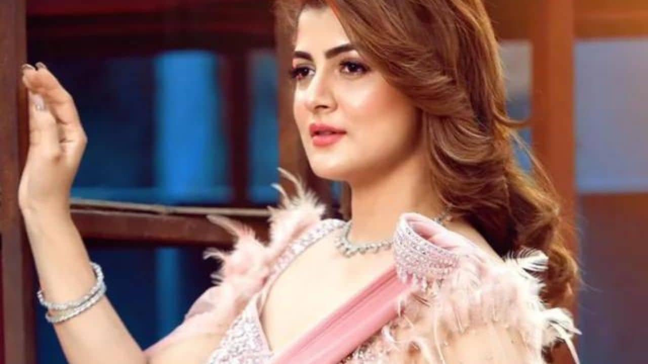 Srabanti Brutally Trolled: শাড়ি খুলে যেতে পারে টলি-হিরোইনের, কুৎসিত ট্রোলের মুখে পড়তে হল শ্রাবন্তীকে