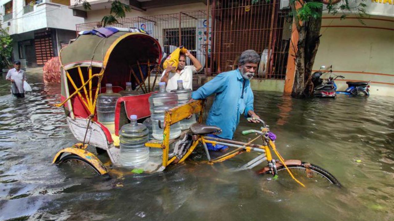 Tamil Nadu flood: বন্ধ স্কুল-কলেজ, বাতিল ট্রেন-বিমান; দুই সপ্তাহের মধ্যেই ফিরল বন্যা