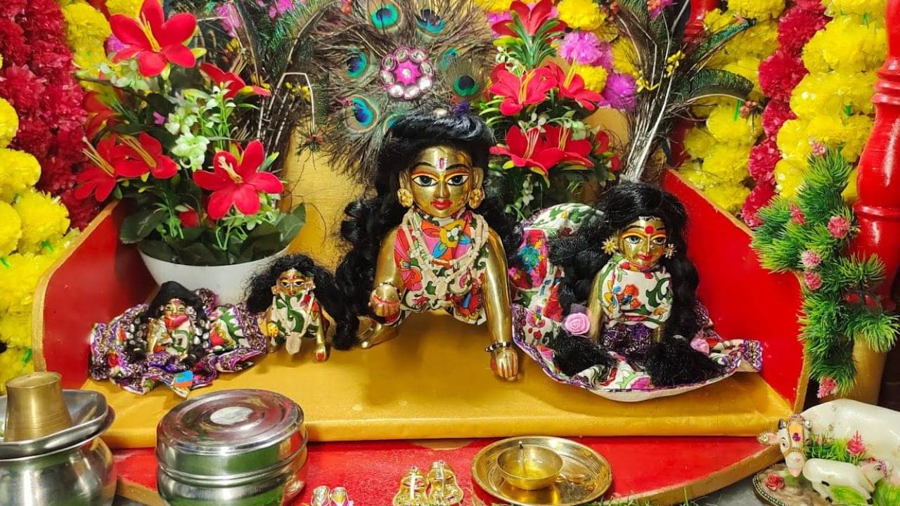 Gopal Puja Tips: বাড়িতে একের বেশি গোপাল ঠাকুর রয়েছে? পুজো করার সময় মাথায় রাখুন এই বিশেষ নিয়ম
