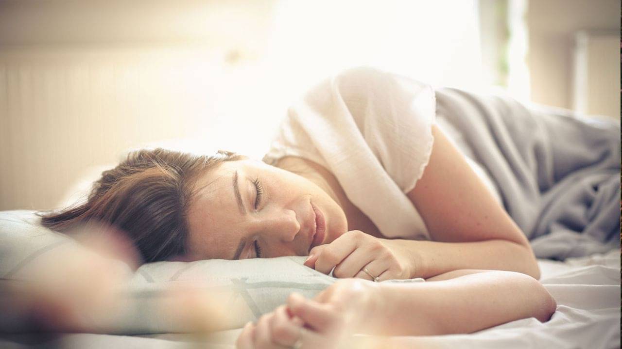 Vastu Tips for Sleeping: অর্থসঙ্কট কাটাতে রাতে ঘুমানোর সময় বিছানায় এই জিনিস কখনওই রাখবেন না!