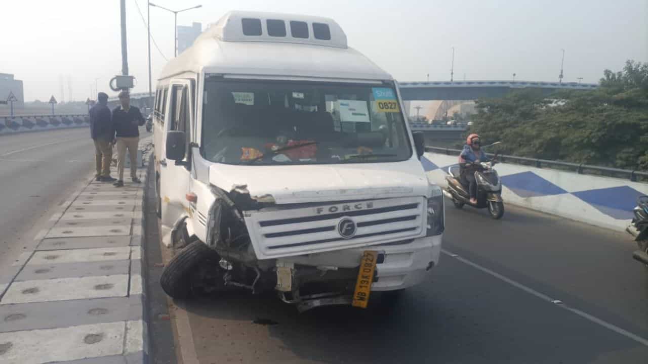 Maa Flyover: চিংড়িহাটার কাছে মা ফ্লাইওভারে দুর্ঘটনা, দুমড়ে-মুচড়ে গেল শাটল Maa Flyover: চিংড়িহাটার কাছে মা ফ্লাইওভারে দুর্ঘটনা, দুমড়ে-মুচড়ে গেল শাটল