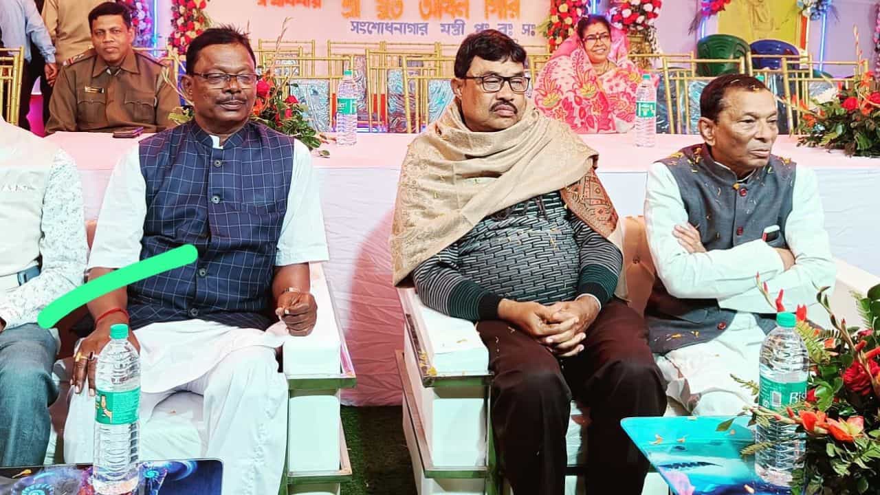 Akhil Giri: একুশের হার ভুলে অখিলকে আলিঙ্গন BJP নেতার, ভোটের আগে বাড়ছে জল্পনা Akhil Giri: একুশের হার ভুলে অখিলকে আলিঙ্গন BJP নেতার, ভোটের আগে বাড়ছে জল্পনা