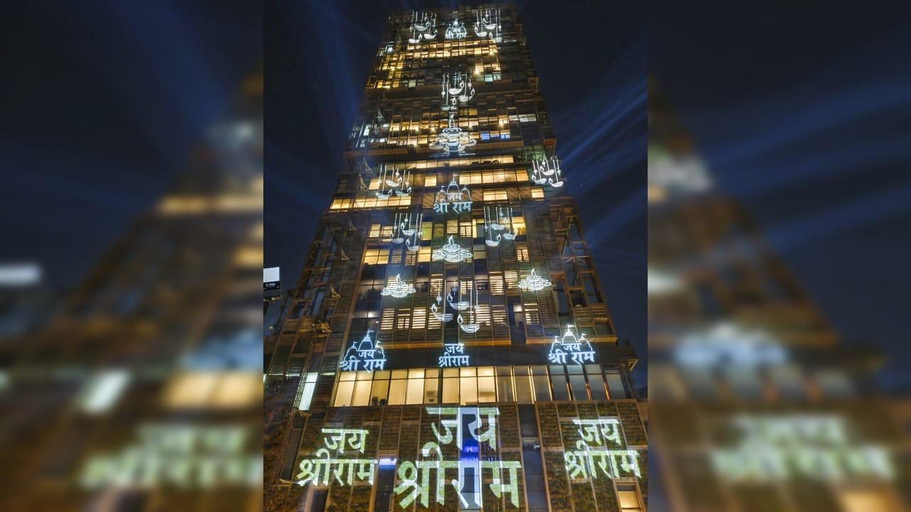 ২২ জানুয়ারি অযোধ্যার রাম মন্দিরে রামলালার প্রাণ প্রতিষ্ঠার আগেই দেশের সবথেকে ধনী শিল্পপতি, মুকেশ অম্বানির মুম্বইয়ের বাড়ি 'আন্টিলিয়া', রামময় হয়ে উঠল।