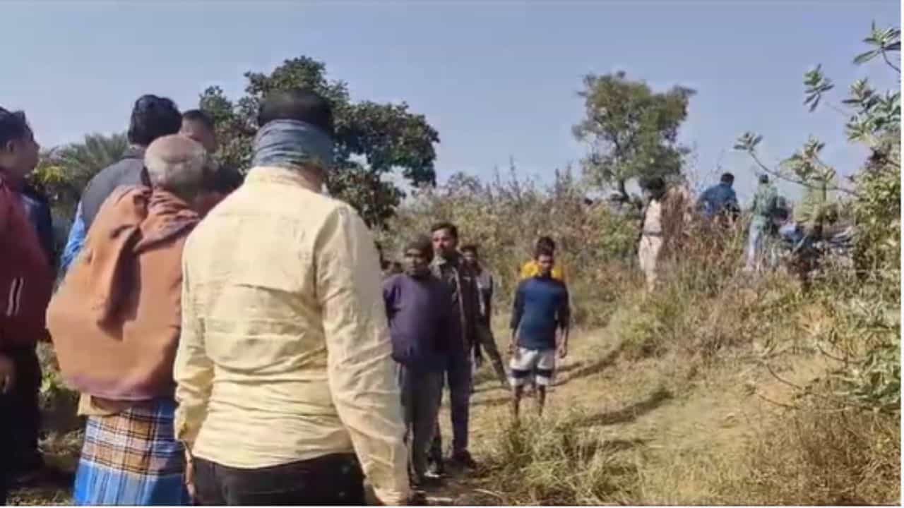 Asansol: জঙ্গলের ধার থেকে উদ্ধার অর্ধনগ্ন দেহ, গ্রেফতার যুবতীর 'ভিক্ষাদাদা' Asansol: জঙ্গলের ধার থেকে উদ্ধার অর্ধনগ্ন দেহ, গ্রেফতার যুবতীর 'ভিক্ষাদাদা'