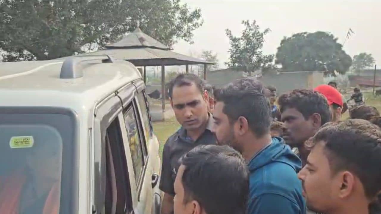 Asansol: স্রেফ একটা নোটিস, নিমেশে খোলা আকাশের নীচে দাঁড়াল শহরের ৩০০ শ্রমিক