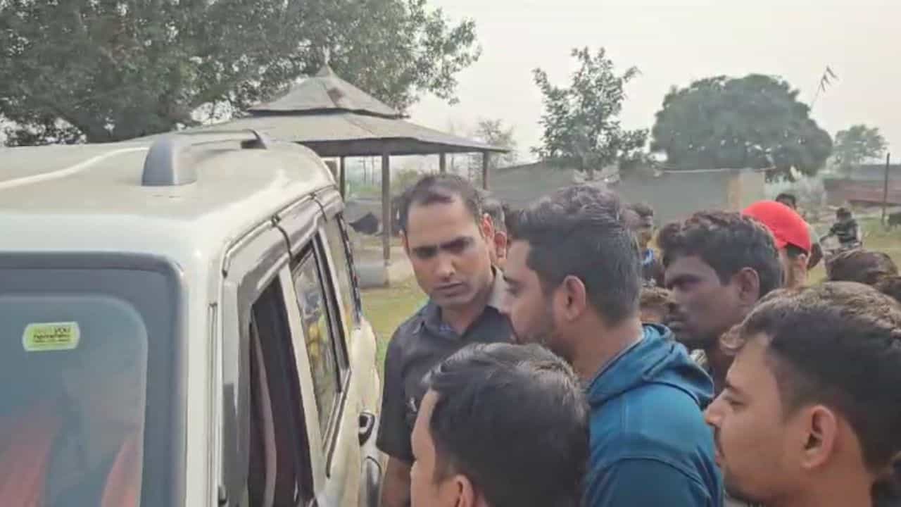 Asansol: স্রেফ একটা নোটিস, নিমেশে খোলা আকাশের নীচে দাঁড়াল শহরের ৩০০ শ্রমিক Asansol: স্রেফ একটা নোটিস, নিমেশে খোলা আকাশের নীচে দাঁড়াল শহরের ৩০০ শ্রমিক