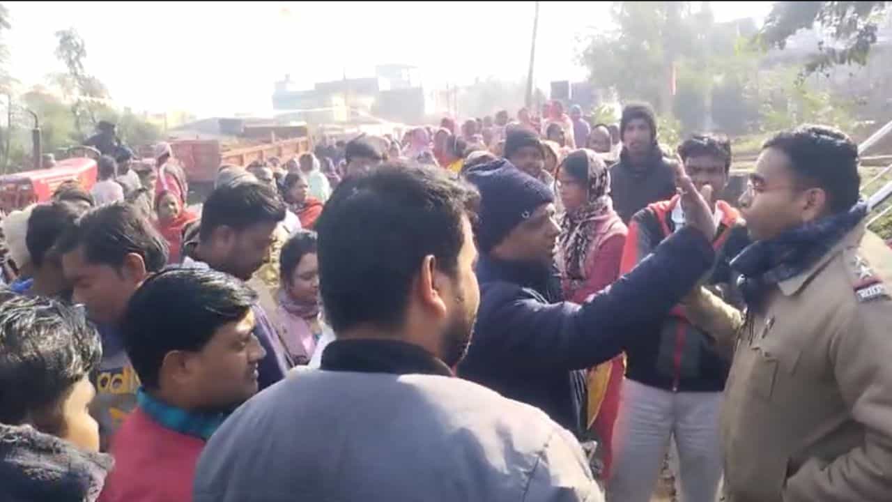 Asansol: আম্বেদকরের সংবিধানকে ছাপিয়ে পতাকা উত্তোলনে নেতাদের নামে স্লোগান পাল্টা স্লোগান! তৃণমূল বনাম তৃণমূলে তপ্ত আসানসোল Asansol: আম্বেদকরের সংবিধানকে ছাপিয়ে পতাকা উত্তোলনে নেতাদের নামে স্লোগান পাল্টা স্লোগান! তৃণমূল বনাম তৃণমূলে তপ্ত আসানসোল