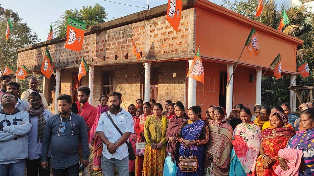 BJP vs CPIM: আরামবাগে CPIM-র পার্টি অফিসের দখল নিল বিজেপি, ‘ওরা নিজেরাই দিয়েছে’, বলছেন পদ্ম বিধায়ক BJP vs CPIM: আরামবাগে CPIM-র পার্টি অফিসের দখল নিল বিজেপি, ‘ওরা নিজেরাই দিয়েছে’, বলছেন পদ্ম বিধায়ক